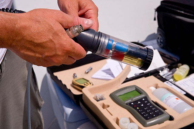 Water_testing_in_the_Gulf_in_response_to_the_BP_oil_spill_(4616033888)